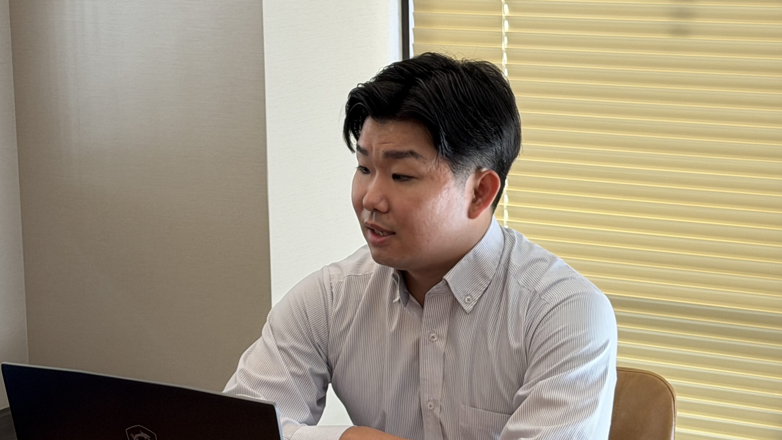 PCの前で語る大城さん