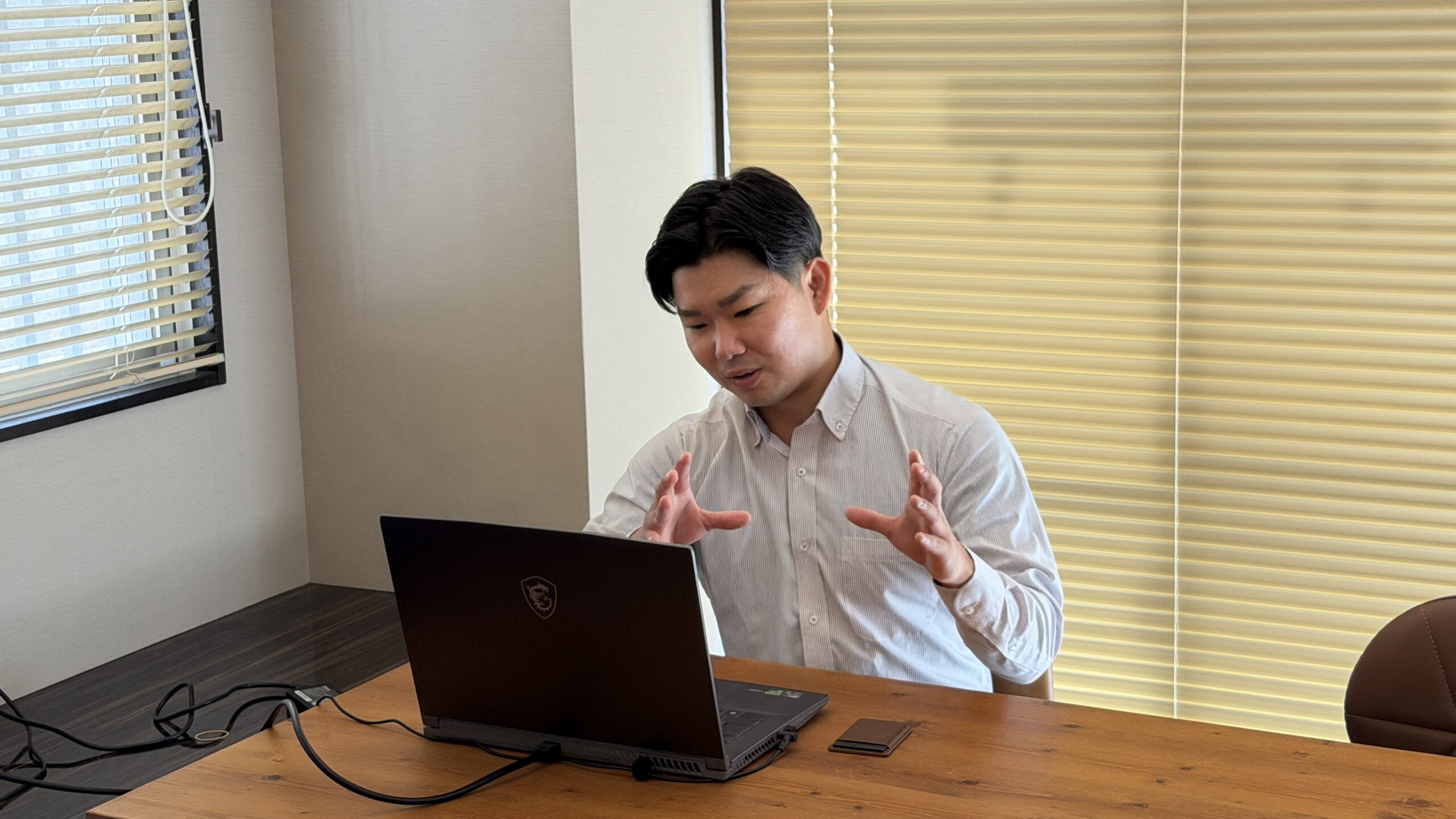 両手でジェスチャーしながら熱く語る大城さん