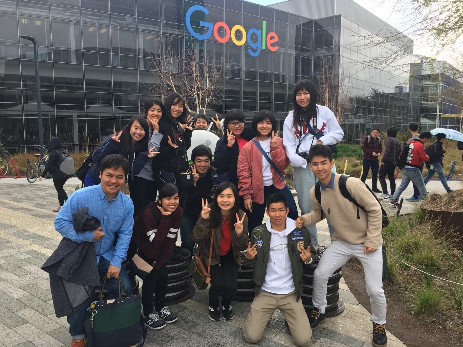 Google本社前での集合写真（交換留学プログラムにて）
