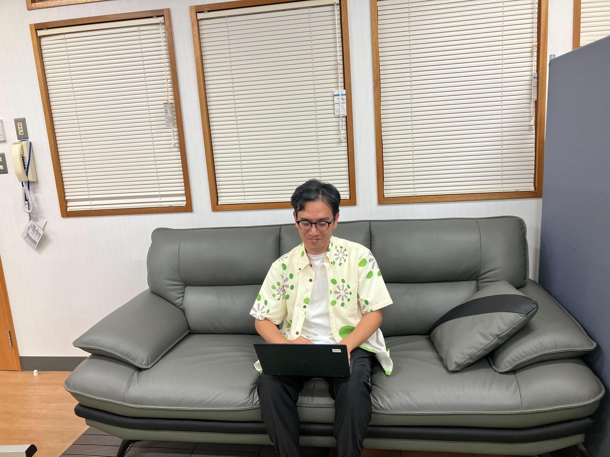 インタビューに応じる呉屋さん