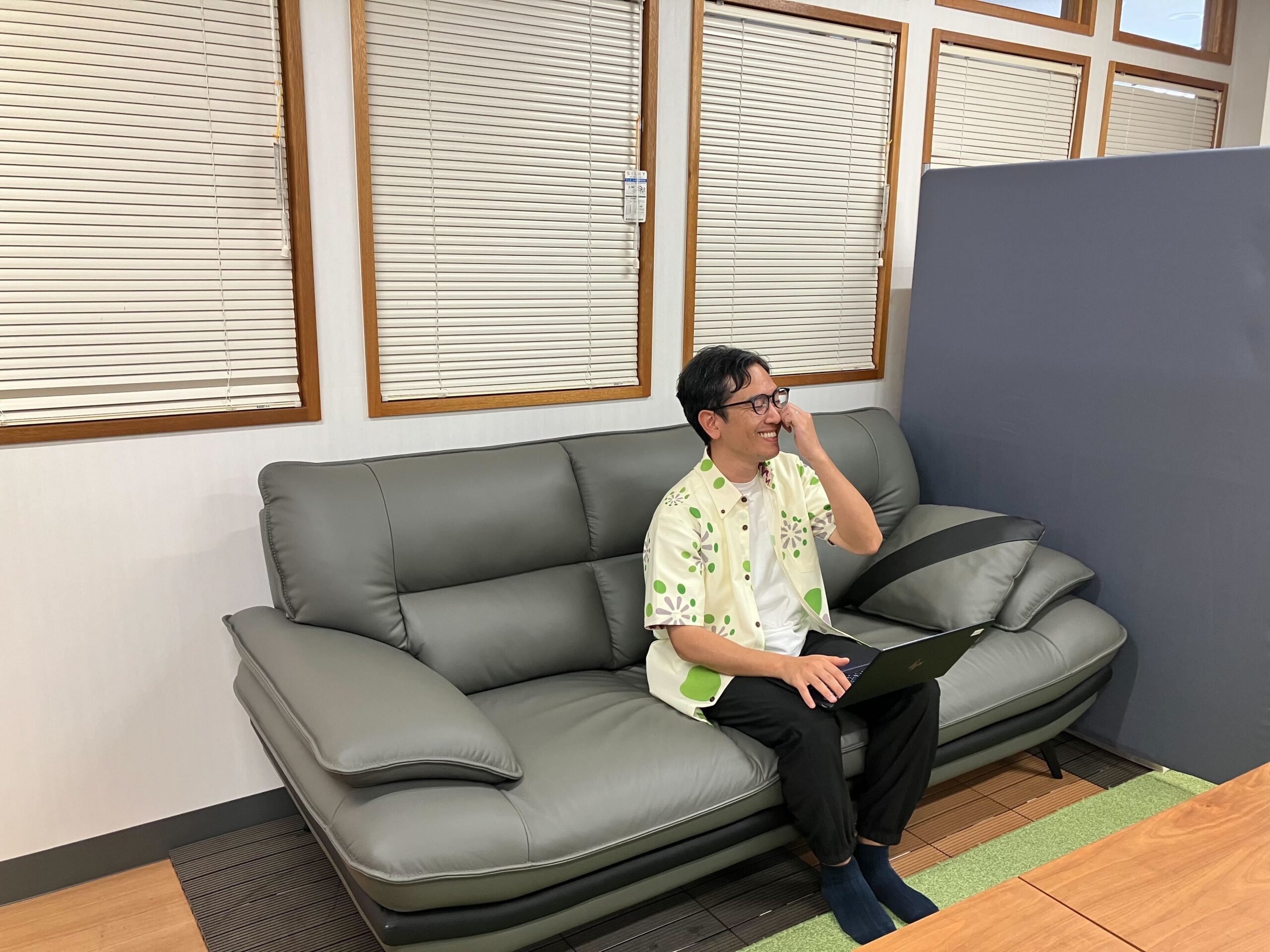 那覇オフィスでPC作業中の呉屋さん