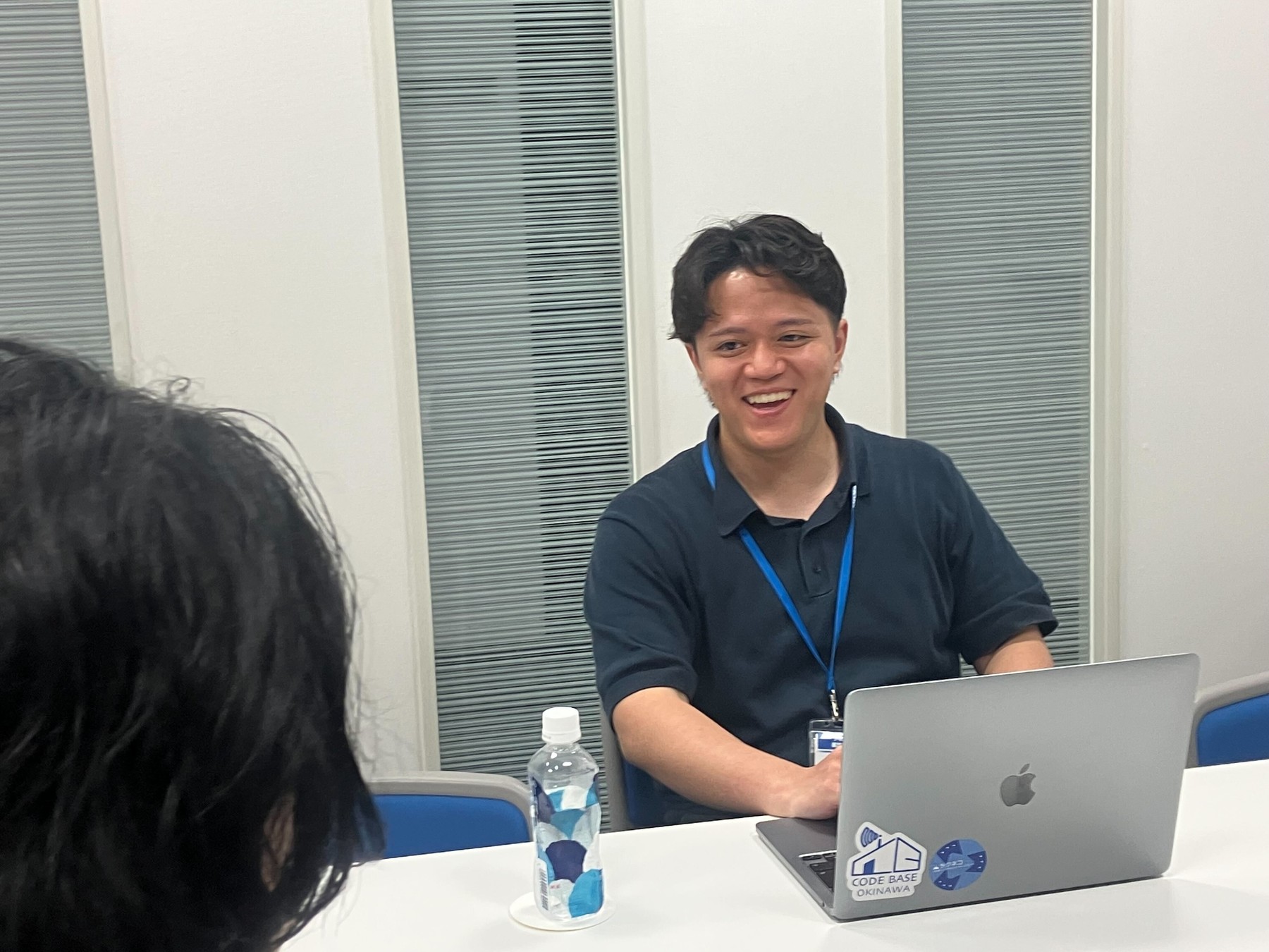 インタビューで笑顔を見せる杉浦さん
