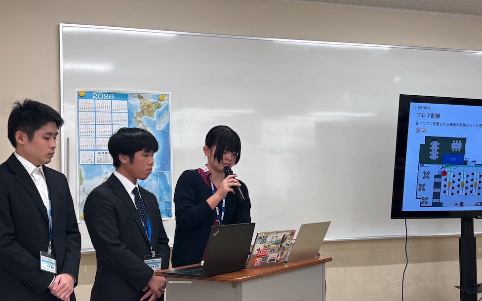(写真)企業連携PBLで成果を発表するRさんのチーム