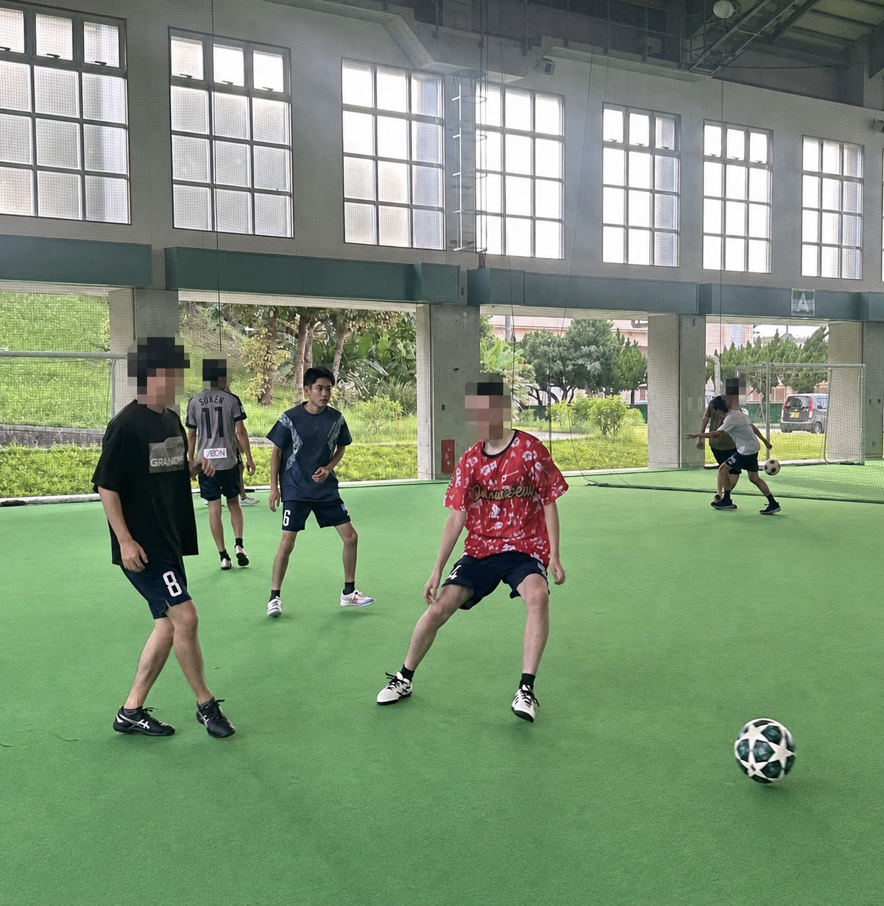 友人とフットサルを楽しむRさん