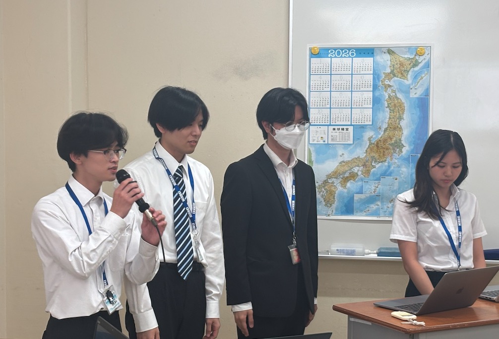(写真)PBLの成果をチームで発表するYさん