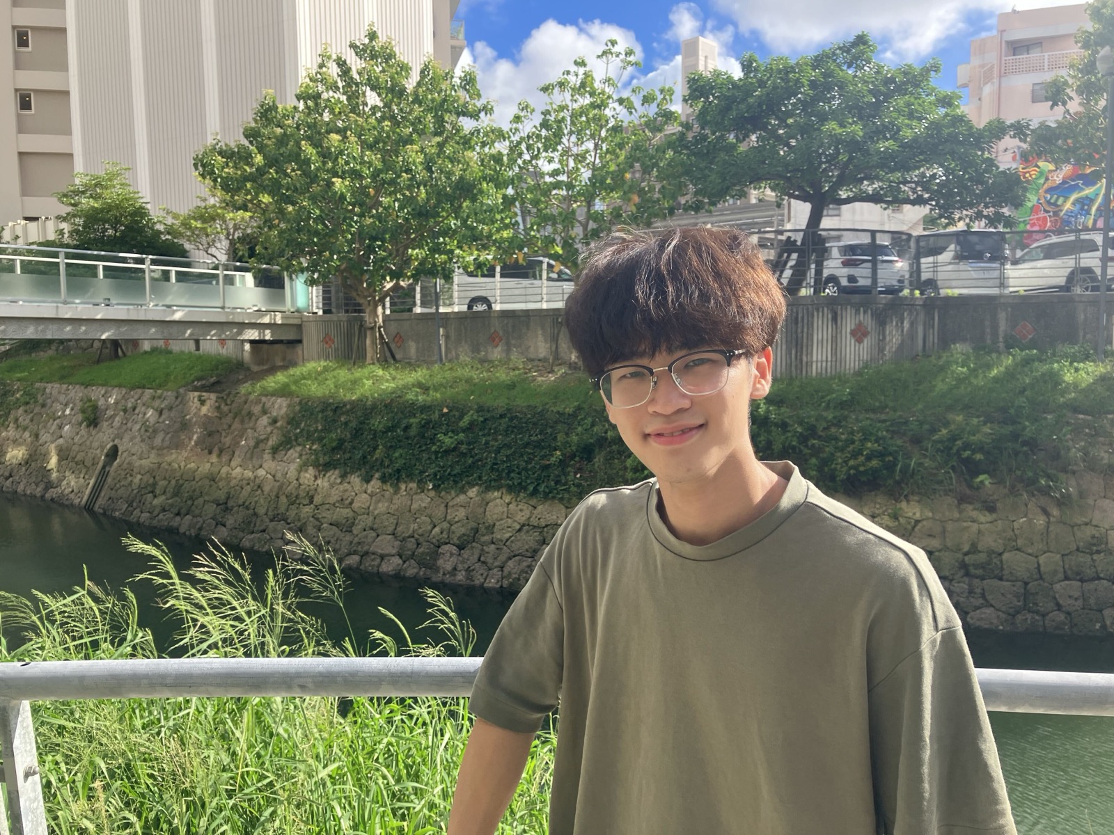 (写真)学校近くの川沿いで撮影したYさん